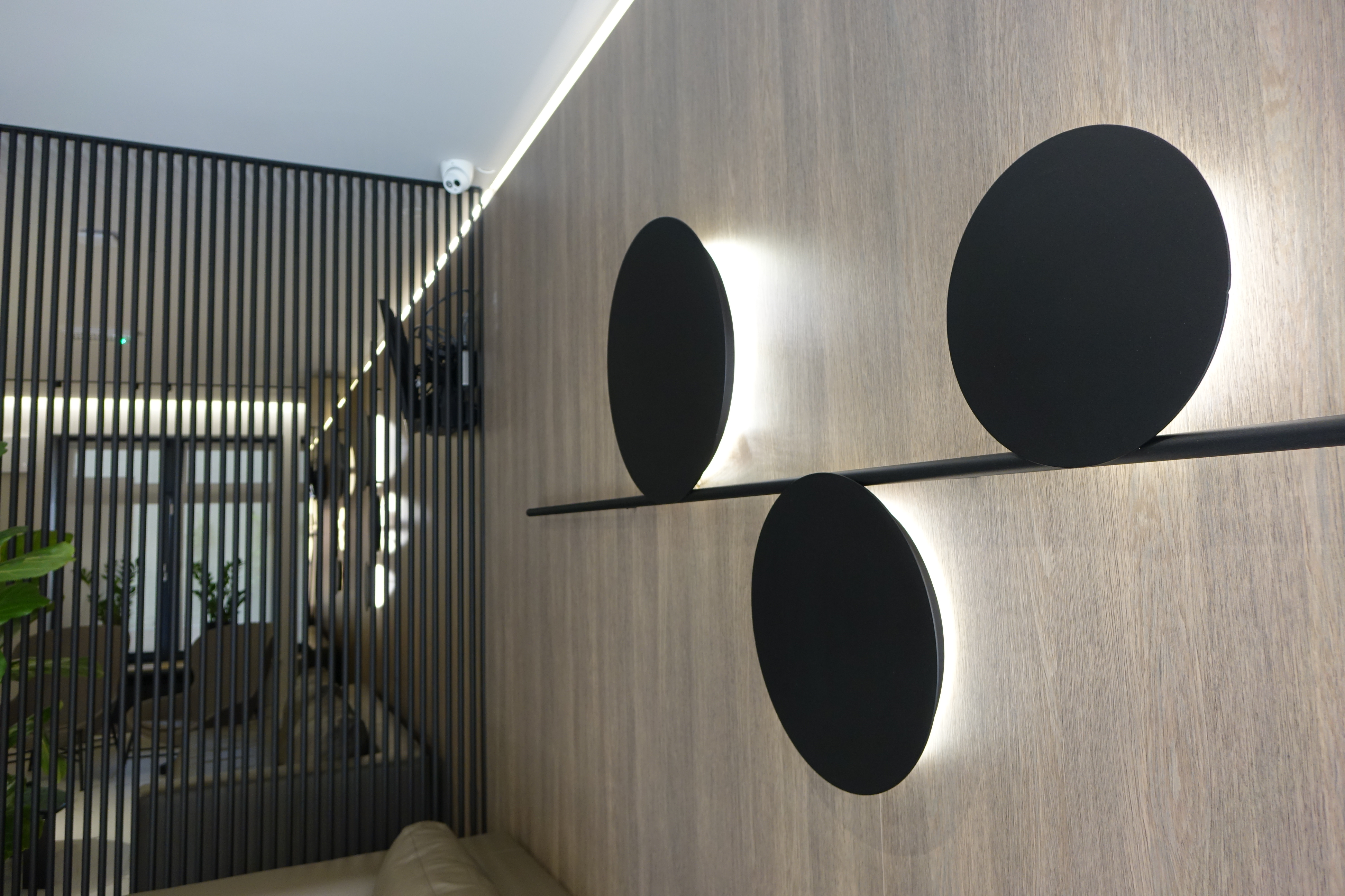 Облицювання стін декоративними панелями із ДСП та шпону