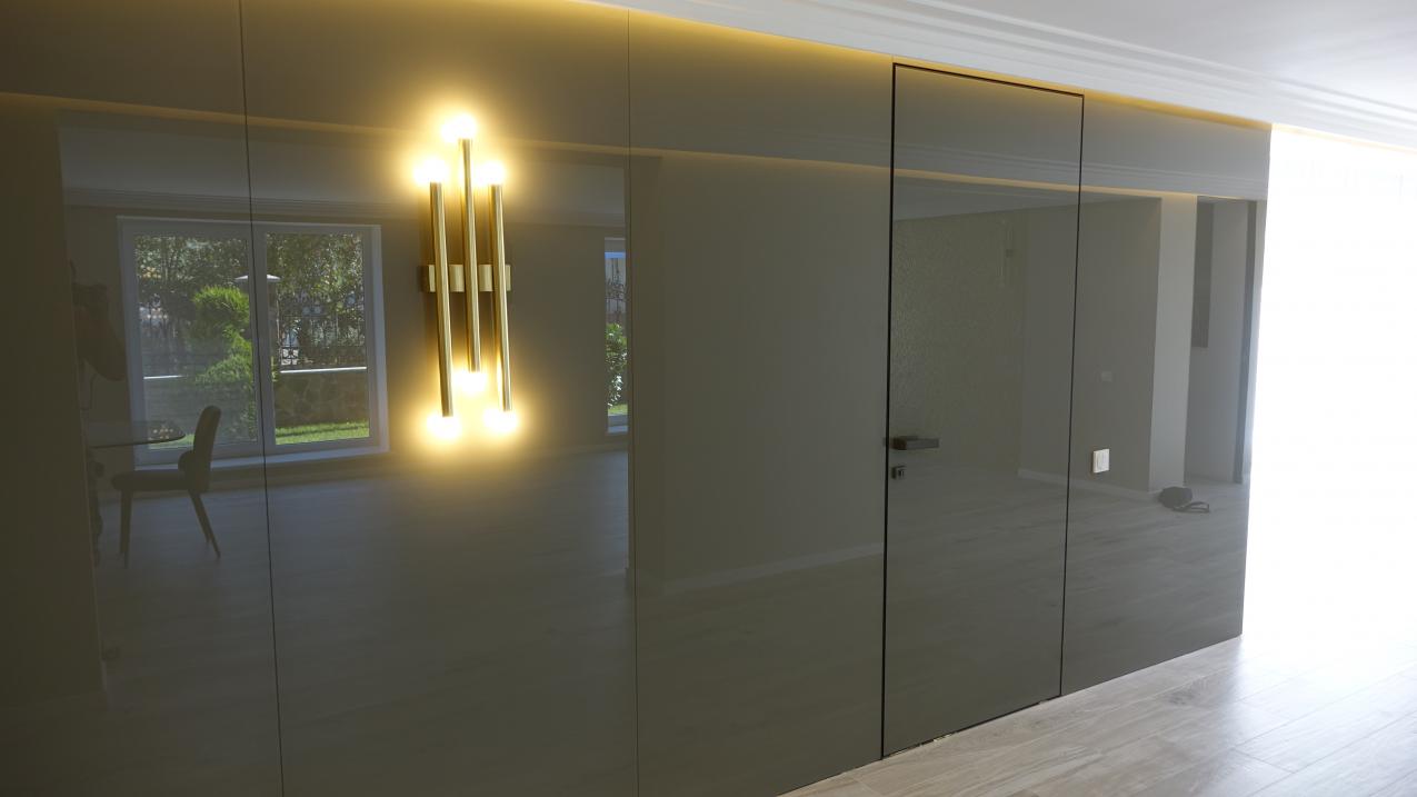 Облицювання стін склом