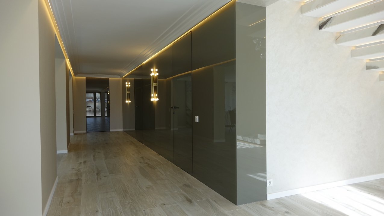 Облицювання стін склом