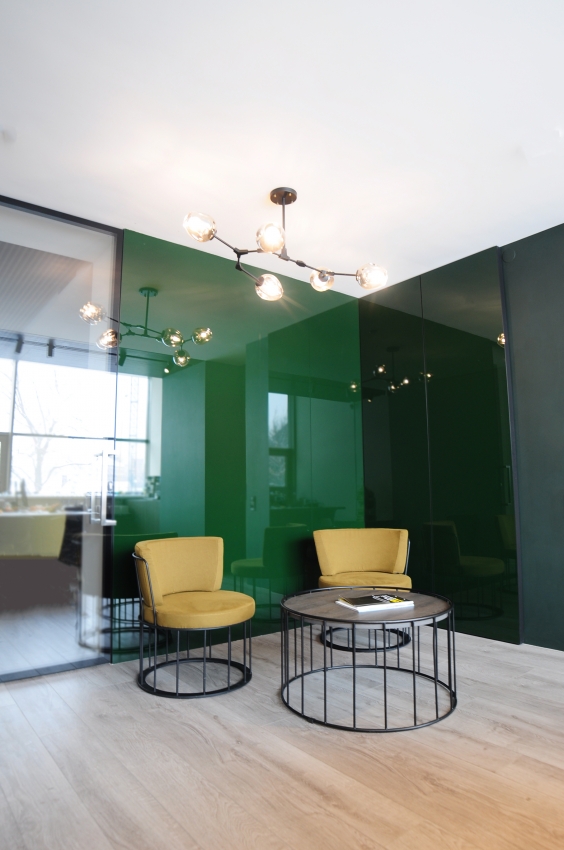 Облицювання стін склом