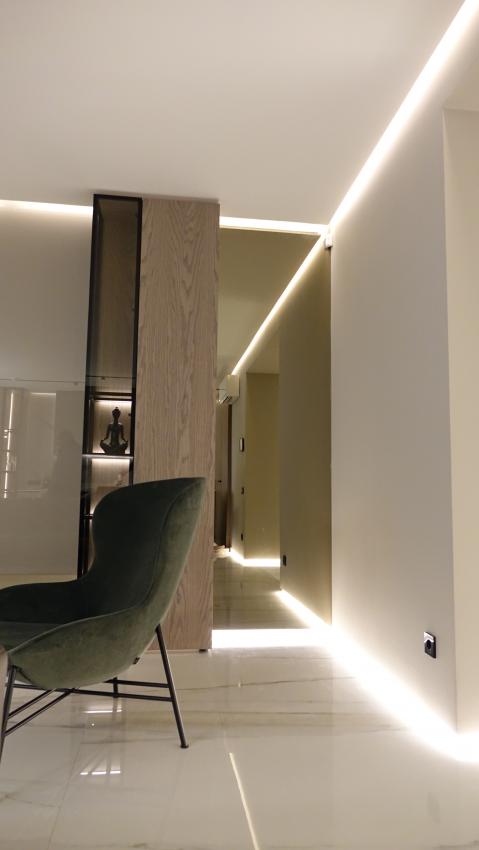 Облицювання стін склом