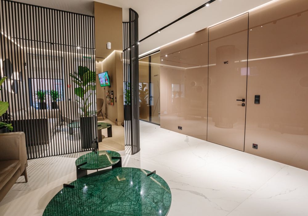 Облицювання стін склом