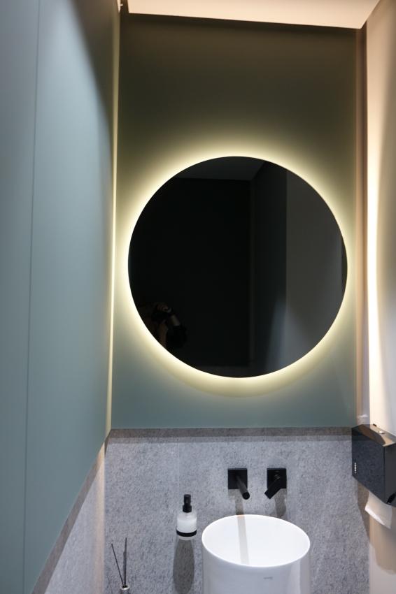 Облицювання стін склом