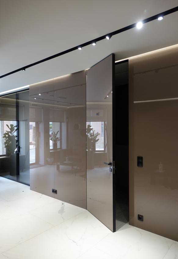 Облицювання стін склом